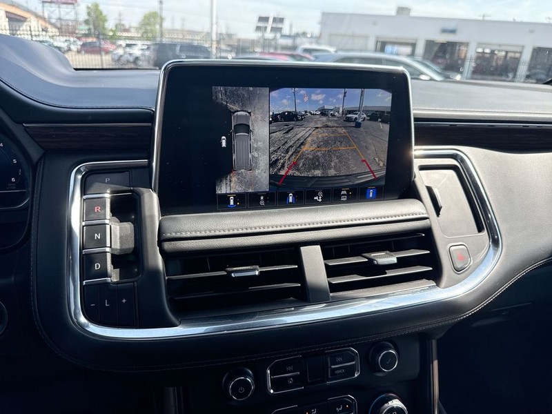 Chevrolet Suburban Vehicle Full-screen Gallery Image 21