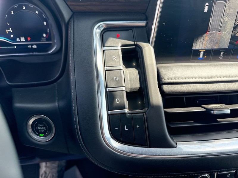 Chevrolet Suburban Vehicle Full-screen Gallery Image 22