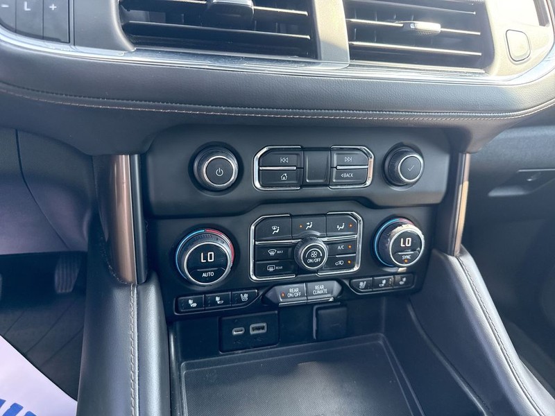 Chevrolet Suburban Vehicle Full-screen Gallery Image 24