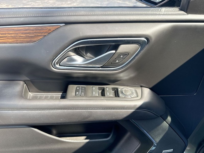 Chevrolet Suburban Vehicle Full-screen Gallery Image 29