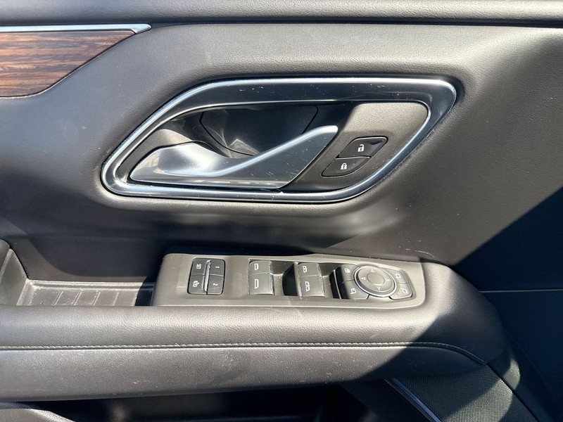 Chevrolet Suburban Vehicle Full-screen Gallery Image 30