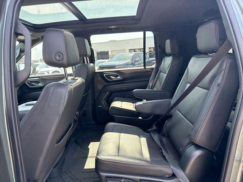 Chevrolet Suburban Vehicle Full-screen Gallery Image 31