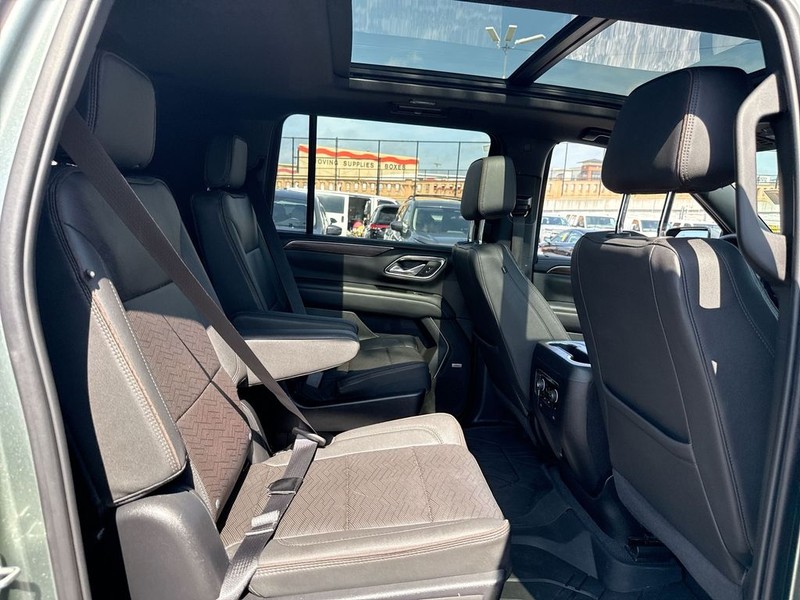 Chevrolet Suburban Vehicle Full-screen Gallery Image 33