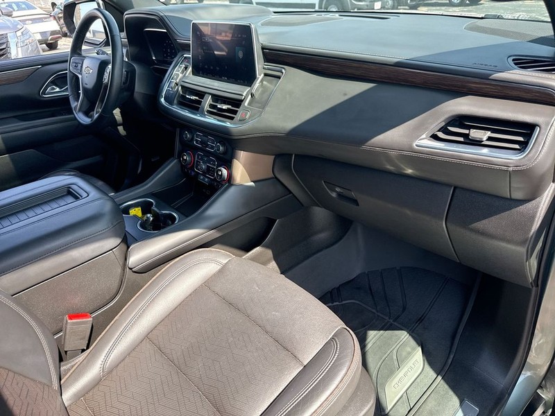 Chevrolet Suburban Vehicle Full-screen Gallery Image 35