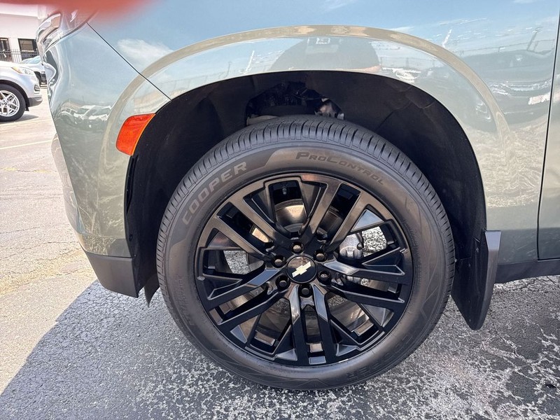 Chevrolet Suburban Vehicle Full-screen Gallery Image 37
