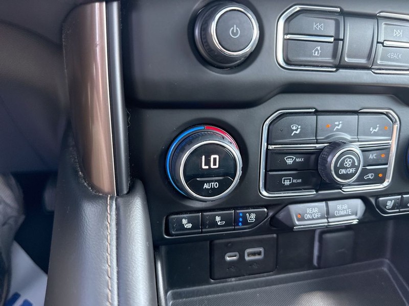Chevrolet Suburban Vehicle Full-screen Gallery Image 39
