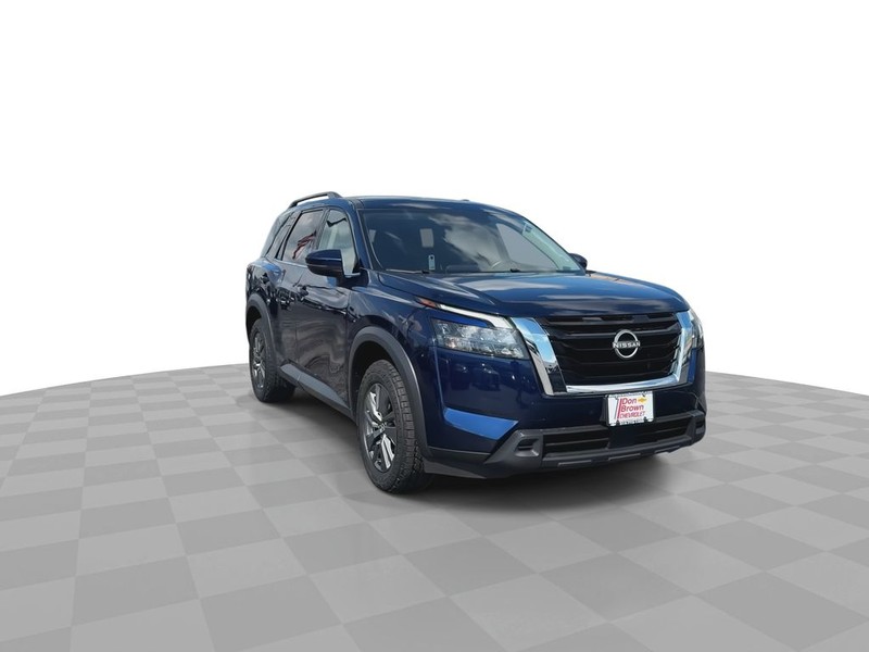 Nissan Pathfinder Vehicle Full-screen Gallery Image 4