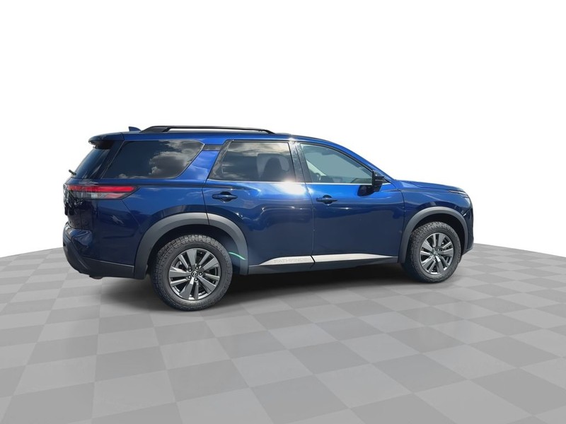 Nissan Pathfinder Vehicle Full-screen Gallery Image 14