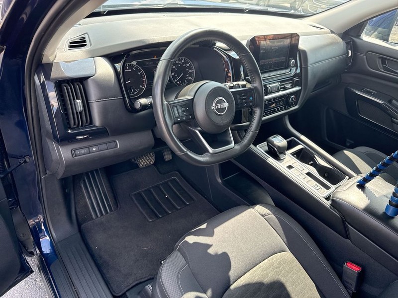 Nissan Pathfinder Vehicle Full-screen Gallery Image 17