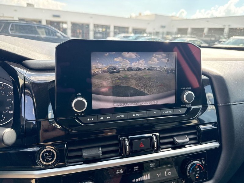 Nissan Pathfinder Vehicle Full-screen Gallery Image 21