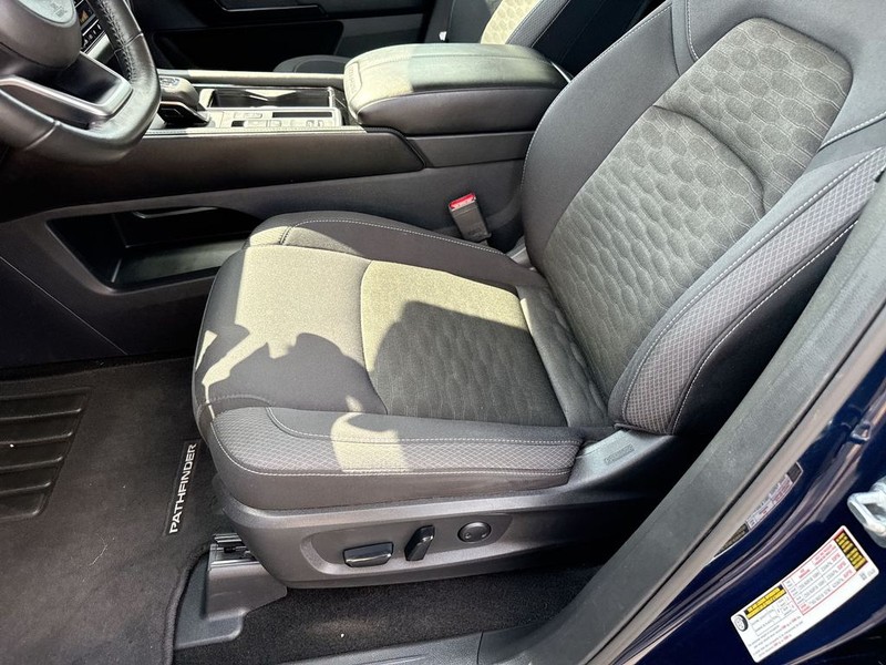 Nissan Pathfinder Vehicle Full-screen Gallery Image 26
