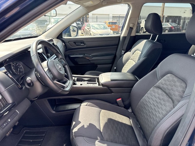Nissan Pathfinder Vehicle Full-screen Gallery Image 27