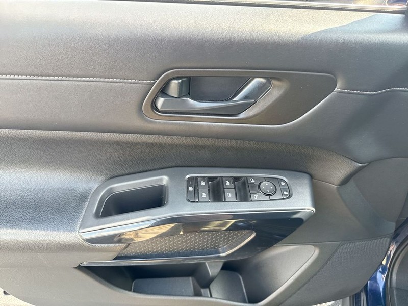 Nissan Pathfinder Vehicle Full-screen Gallery Image 28