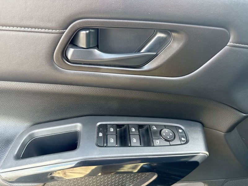 Nissan Pathfinder Vehicle Full-screen Gallery Image 29
