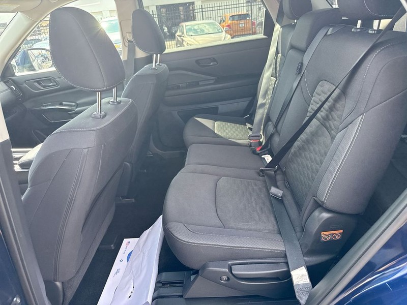 Nissan Pathfinder Vehicle Full-screen Gallery Image 30