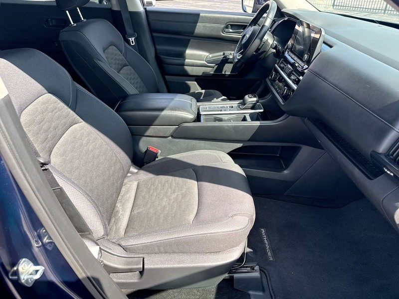 Nissan Pathfinder Vehicle Full-screen Gallery Image 33