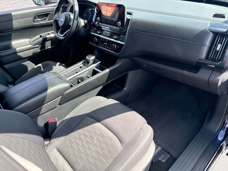 Nissan Pathfinder Vehicle Full-screen Gallery Image 34