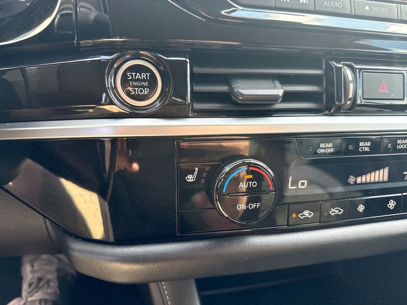 Nissan Pathfinder Vehicle Full-screen Gallery Image 38