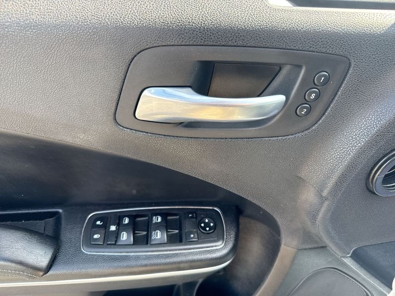 Dodge Charger Vehicle Full-screen Gallery Image 30