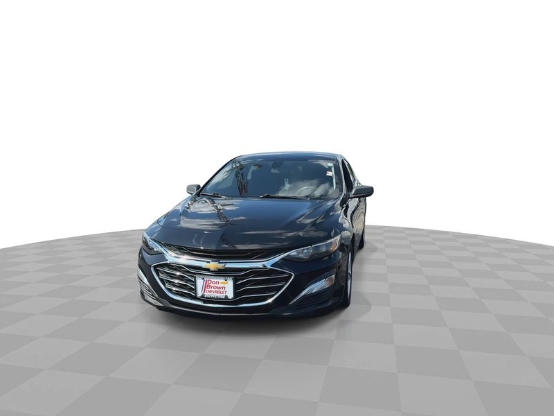 Chevrolet Malibu Vehicle Full-screen Gallery Image 4