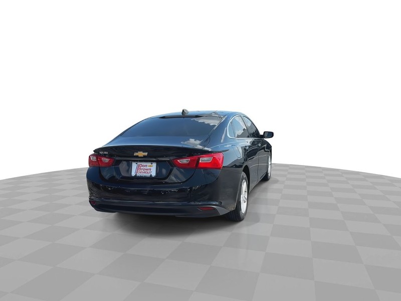 Chevrolet Malibu Vehicle Full-screen Gallery Image 11