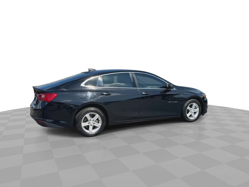Chevrolet Malibu Vehicle Full-screen Gallery Image 13