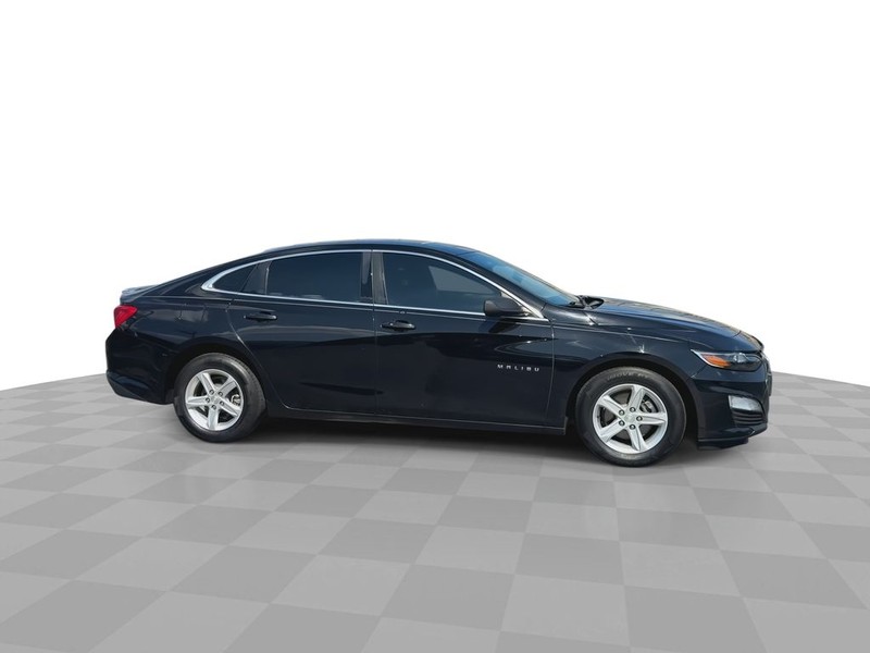 Chevrolet Malibu Vehicle Full-screen Gallery Image 14