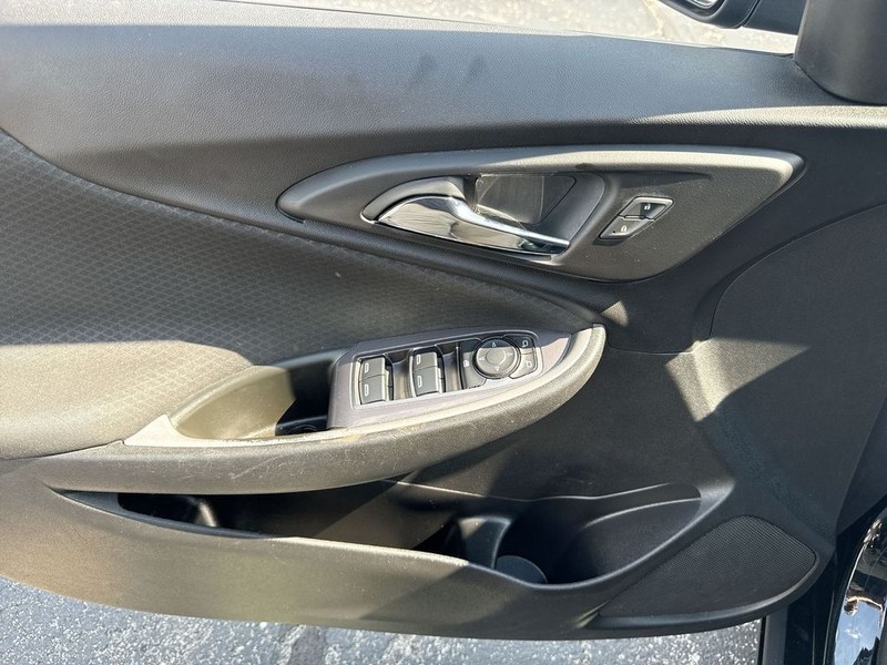 Chevrolet Malibu Vehicle Full-screen Gallery Image 28