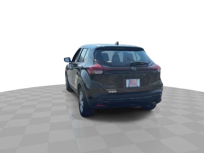Nissan Kicks Vehicle Full-screen Gallery Image 11