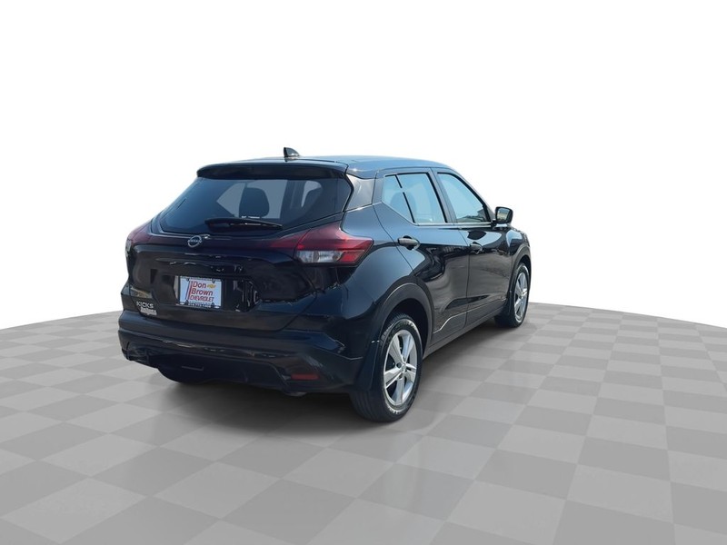 Nissan Kicks Vehicle Full-screen Gallery Image 13