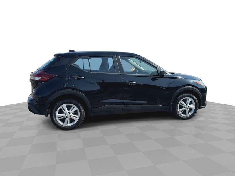 Nissan Kicks Vehicle Full-screen Gallery Image 14