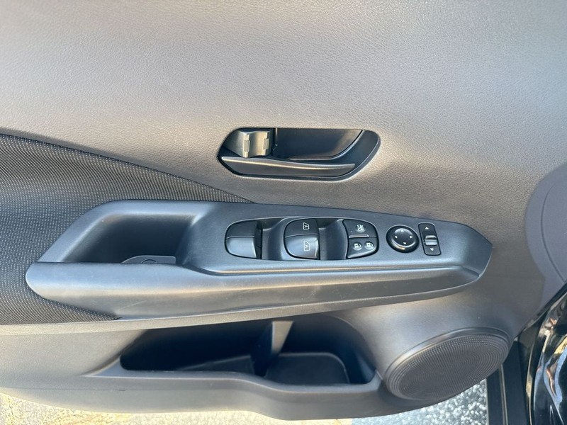 Nissan Kicks Vehicle Full-screen Gallery Image 27