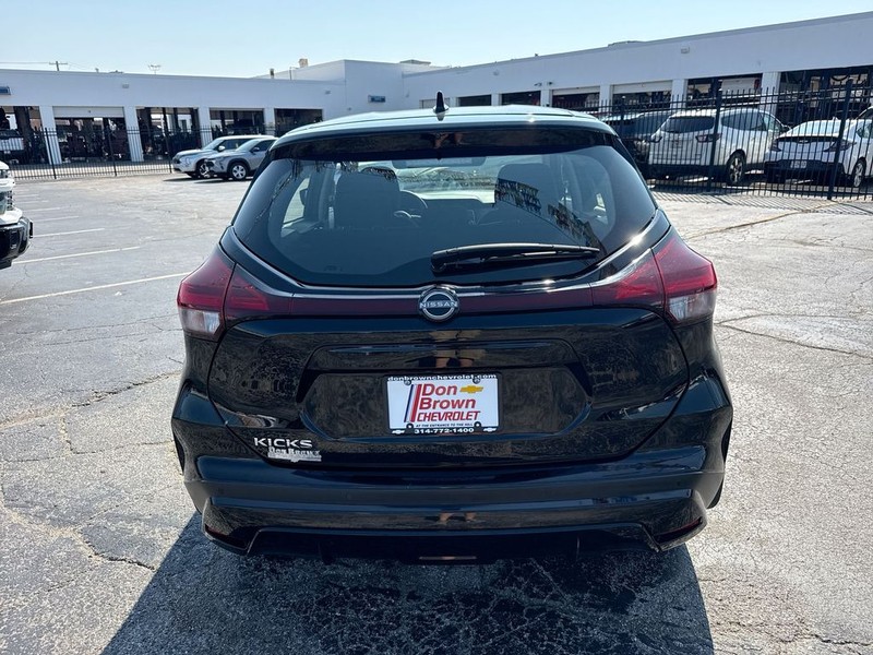Nissan Kicks Vehicle Full-screen Gallery Image 30