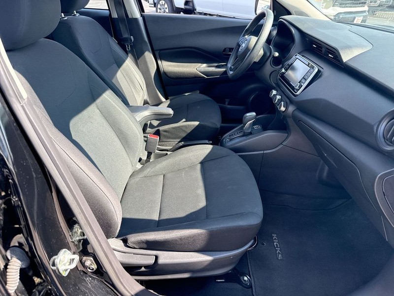 Nissan Kicks Vehicle Full-screen Gallery Image 32