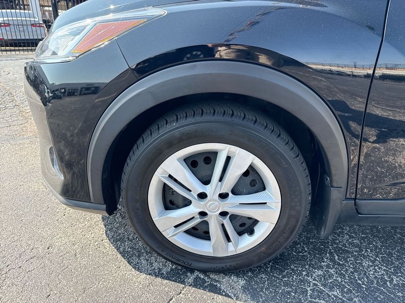 Nissan Kicks Vehicle Full-screen Gallery Image 35