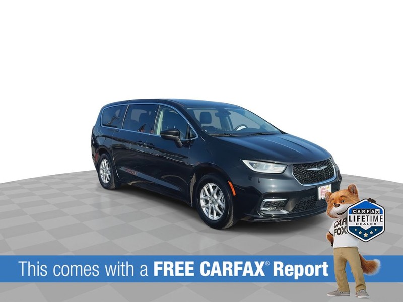 Chrysler Pacifica Vehicle Full-screen Gallery Image 3