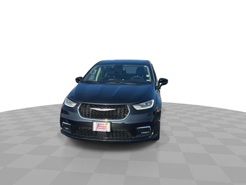 Chrysler Pacifica Vehicle Full-screen Gallery Image 4