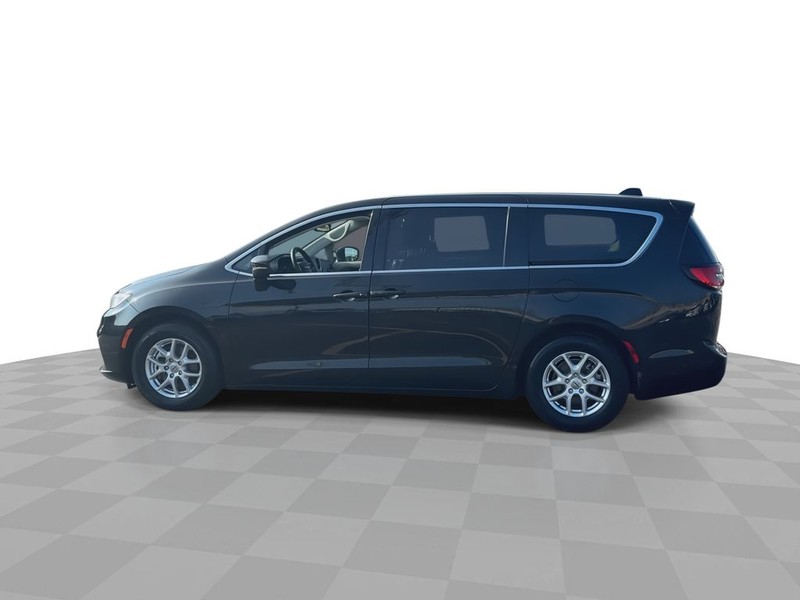 Chrysler Pacifica Vehicle Full-screen Gallery Image 7