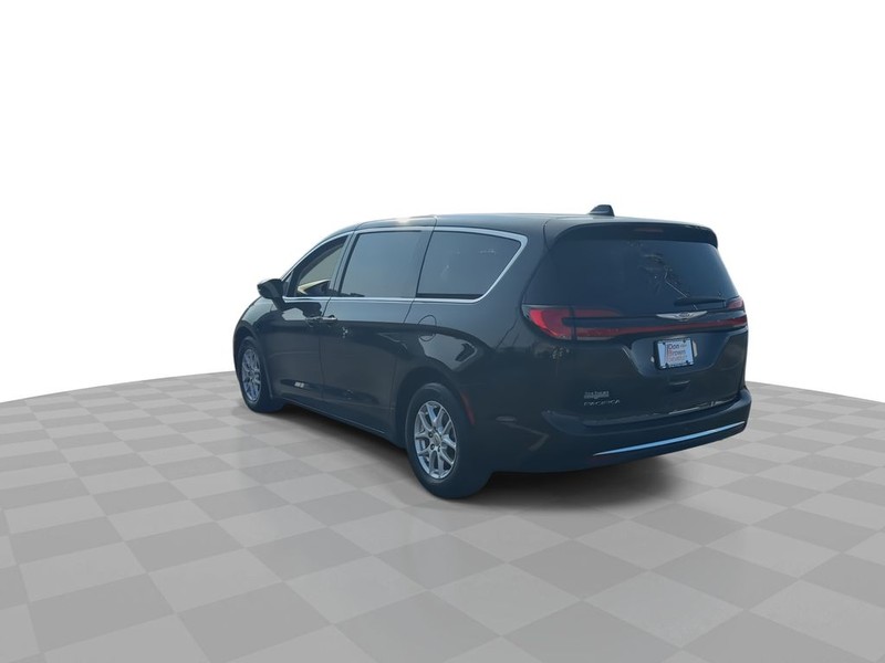 Chrysler Pacifica Vehicle Full-screen Gallery Image 10