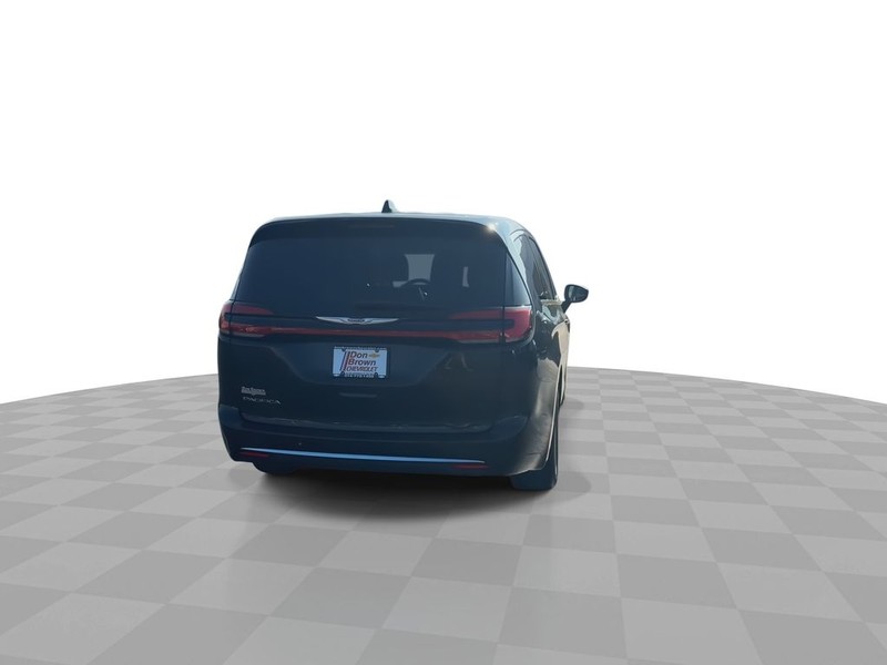 Chrysler Pacifica Vehicle Full-screen Gallery Image 11