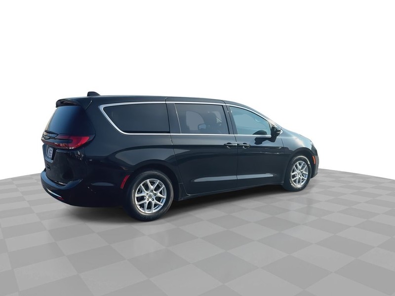 Chrysler Pacifica Vehicle Full-screen Gallery Image 13