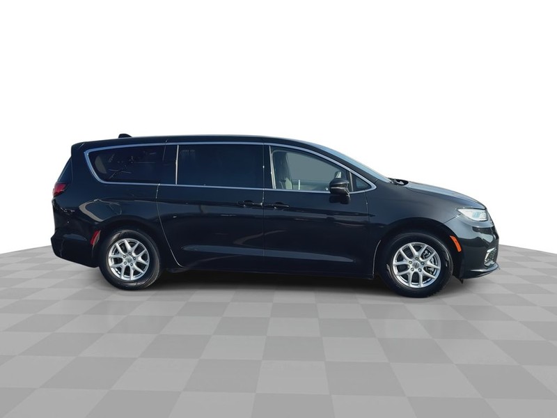 Chrysler Pacifica Vehicle Full-screen Gallery Image 14