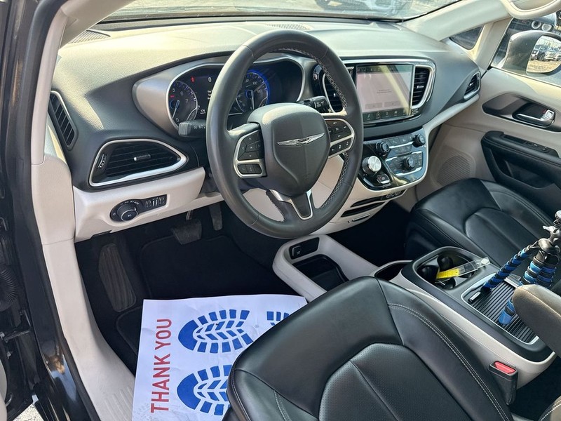 Chrysler Pacifica Vehicle Full-screen Gallery Image 17