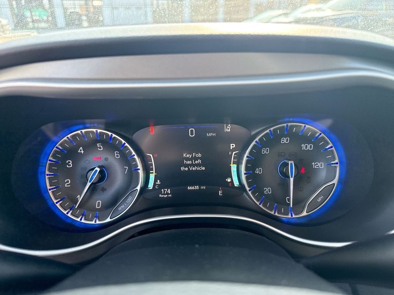 Chrysler Pacifica Vehicle Full-screen Gallery Image 18