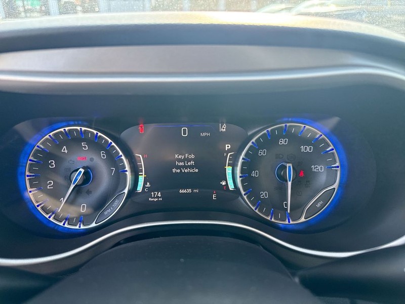 Chrysler Pacifica Vehicle Full-screen Gallery Image 19