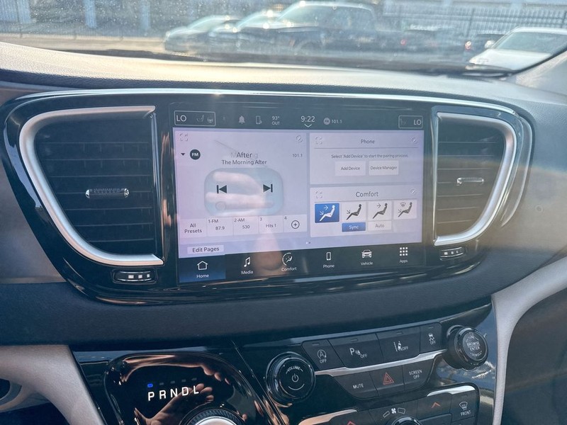 Chrysler Pacifica Vehicle Full-screen Gallery Image 20