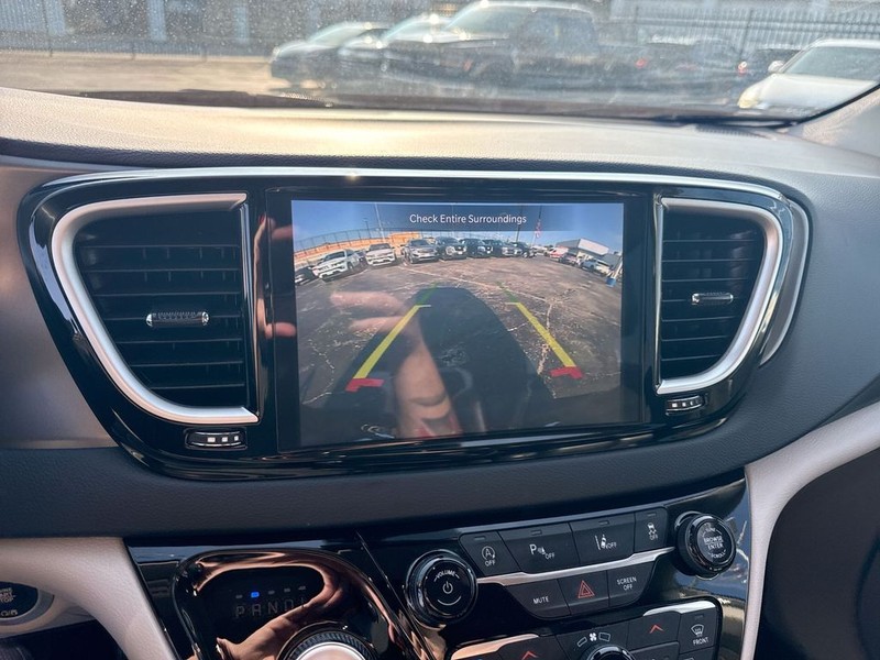 Chrysler Pacifica Vehicle Full-screen Gallery Image 21