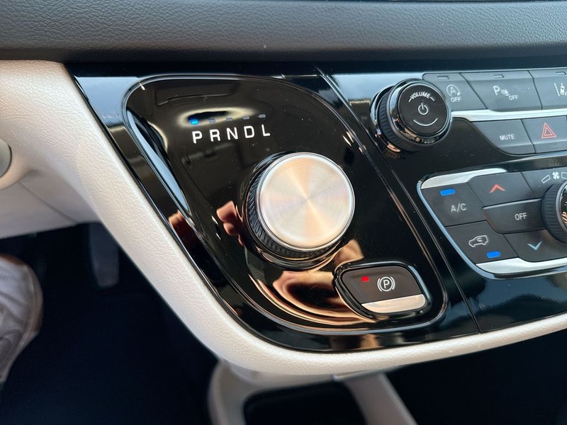 Chrysler Pacifica Vehicle Full-screen Gallery Image 22