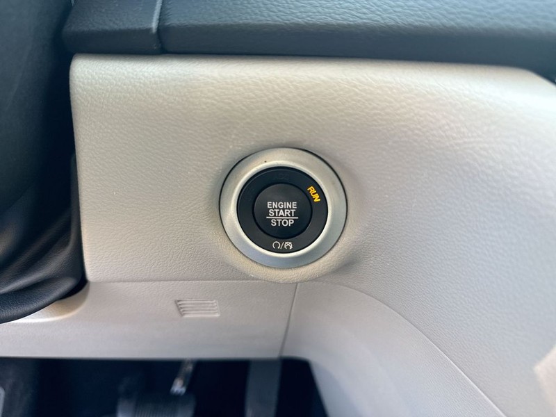 Chrysler Pacifica Vehicle Full-screen Gallery Image 23