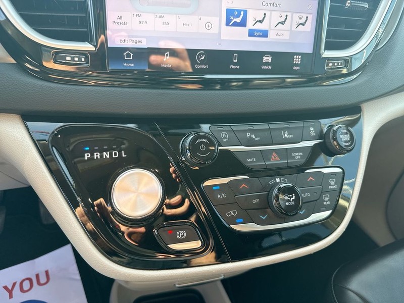 Chrysler Pacifica Vehicle Full-screen Gallery Image 24